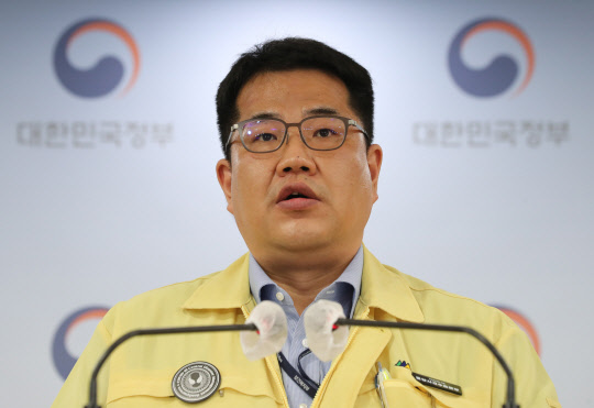 손영래 중앙사고수습본부 전략기획반장(보건복지부 대변인)이 지난 2일 정부서울청사에서 코로나19 중대본 결과 브리핑을 하고 있다. <연합뉴스>
